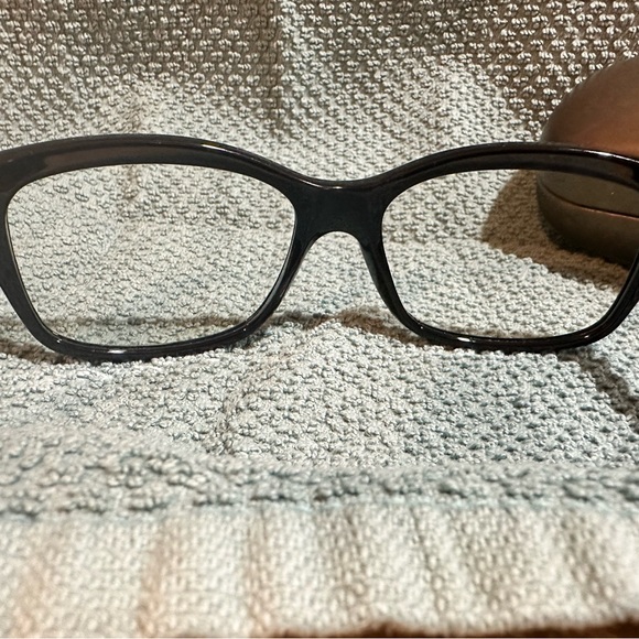 GUCCI black rimmed women’s eye glasses. Come with case & cleaning cloth. - Picture 4 of 5